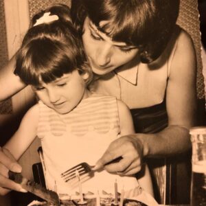 Zeynep Eronat Instagram - Bugün perşembe değil ama genede #tbt Annem doğum günü pastamı kesmeme yardım ediyor..ya 3 ya 4 yaşıma giriyorum..Hüzün ve “ahhh” aynı anda hücum etti kalbime...