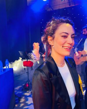 Zeynep Kızıltan Instagram - Anakara çıkartması @muzikhaller ekibiyle🫧🌟🫶🏻