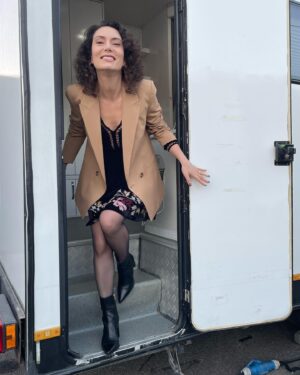 Zeynep Kızıltan Instagram - “Aile” yarın akşam final yapıyor…Çok ani ama çok keyifli bir set tecrübesiydi benim için,harika insanlarla çalışma fırsatım oldu umarım aynı hızda tekrar kavuşuruz güzel ekip…Doktor Neslihan hoşçakal🥹🙏🏻 @cemtatlitugmanagement @ailetvdizi @ayyapim @nevragenelioglu @kivanctatlitug @serenayss @cemtoluay @showtv sonsuz teşekkürlerimle…🤞🏻