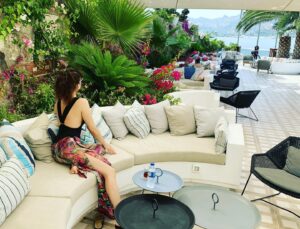 Zeynep Şarlıgil Instagram - Summer style💐🥂🐠 #summervibes #stayavantgarde