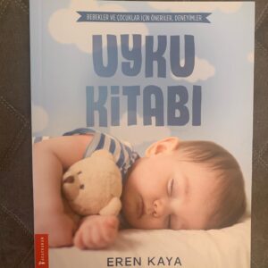 Zeynep Şarlıgil Instagram - Ben kitaplardan okuyarak araştırmayı, öğrenmeyi sevenlerdenim. Unutursam açıp bakmak kolayıma geliyor. Siz de benim gibi misiniz? Yana kaydırarak faydalandığım hamile kitaplarına bakabilirsiniz —>> #hamilelikkitapları #inamay @dr.selcuksomer @drhakancoker