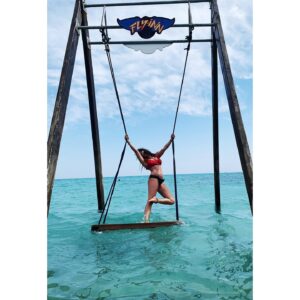 Zeynep Şarlıgil Instagram - Salıncakta çocuklar gibi şendik photo by: @jandomanic #summervibes #summertime