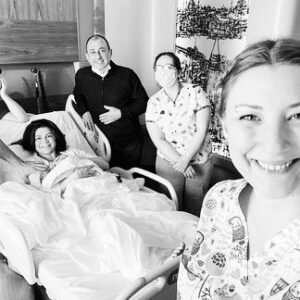 Zeynep Şarlıgil Instagram - İşte benim doğum ekibim! 
Ne güzel gülüyoruz, mutluyuz... 
“Annelik bir maratondur” dediler ben de maratona hazırlanır gibi hazırlandım. Storylerde yayınladım zaten hep, biliyorsunuz. Bir sürü kitap okudum, videolar izledim, doğum öncesi ve doğum sonrası eğitimlerini aldım. Her gün pilatese gittim... Eee artık bu kadar hazırlanmaya minnoş, kolay bir doğum hikayesi bekliyoruz cümbür cemaat değil mi?
Hiiiiiiçççççç öyle olmadı!!! Tam 30 saat sürdü bebeğime kavuşmam!... Tabi ki detaya girmeyeceğim ama oldukça zor bir doğumdu. Zor mor, ben tutturdum normal doğum istiyorum diye ve her şeye rağmen en ufak bi keşkem yok! Walla yok!.! Öncelikle kafanızda “ebeye ne gerek var?” Sorusu varsa hemen silin o soruyu, acilen silin! Ebe asla lüks değil, extra değil, çok lazım. İnsan yaşamadan anlamıyor, bir kez daha saygı duydum. Bizim meslekte de sabah 5:00’lere 6:00’lara kadar setlerde uykusuz çoookkk çalıştığımı bilirim ve anormal karşılanmaz. Ama yani ebeler hep böyle çalışıyorlar ve bana mısın demiyor ya da @ebe.tulinbulur bana hiç bişey çaktırmamayı çok iyi becerdi, 24 saat uyumadı😵😵😵 wonderwoman olsun onun adı 🤩Doktorum @drhakancoker den başkası olamazmış zaten. Şimdi ulu orta böyle konuşuyorum diye kızacak bana biliyorum ama çok eminim ondan başka hiç kimse benimle uğraşmaz sezaryene alırdı beni. Normal doğum yapamazdım onun idealist zihniyeti, tıp bilgisi, bana olan inancı ve tabi tecrübeli elleri olmasa.. Doğum psikoloğum @psikodramatistnesekarabekir psikodrama seansımızda kordon bağının kısa olduğunu anlamıştık daha hamileyken, çok acayip değil mi? Desteğin çok kıymetliydi teşekkür ederim 🙏🏻🙏🏻🙏🏻
Şimdi nasıl mıyım? Bebeğimin gıdığına gömülüyorum, basıyorum endorfini çiçek gibiyim 🌸🌸🌸 Mutluluktan kafam bi dünya geziyorum. 7/24 Ela hanımın hizmetinde olduğumdan mesajlarınıza, aramalarınıza dönemeyebilirim. Ama güzel dileklerinizi, 🧿🧿🧿 gördükçe deli gibi seviniyorum. Teşekkür ederimmmm hadi bana müsade Ela uyandı❣️ #keşkesizdoğum #benimhikayembenimmucizem