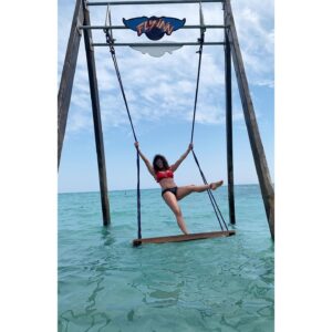 Zeynep Şarlıgil Instagram - Salıncakta çocuklar gibi şendik photo by: @jandomanic #summervibes #summertime