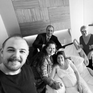 Zeynep Şarlıgil Instagram - İşte benim doğum ekibim! 
Ne güzel gülüyoruz, mutluyuz... 
“Annelik bir maratondur” dediler ben de maratona hazırlanır gibi hazırlandım. Storylerde yayınladım zaten hep, biliyorsunuz. Bir sürü kitap okudum, videolar izledim, doğum öncesi ve doğum sonrası eğitimlerini aldım. Her gün pilatese gittim... Eee artık bu kadar hazırlanmaya minnoş, kolay bir doğum hikayesi bekliyoruz cümbür cemaat değil mi?
Hiiiiiiçççççç öyle olmadı!!! Tam 30 saat sürdü bebeğime kavuşmam!... Tabi ki detaya girmeyeceğim ama oldukça zor bir doğumdu. Zor mor, ben tutturdum normal doğum istiyorum diye ve her şeye rağmen en ufak bi keşkem yok! Walla yok!.! Öncelikle kafanızda “ebeye ne gerek var?” Sorusu varsa hemen silin o soruyu, acilen silin! Ebe asla lüks değil, extra değil, çok lazım. İnsan yaşamadan anlamıyor, bir kez daha saygı duydum. Bizim meslekte de sabah 5:00’lere 6:00’lara kadar setlerde uykusuz çoookkk çalıştığımı bilirim ve anormal karşılanmaz. Ama yani ebeler hep böyle çalışıyorlar ve bana mısın demiyor ya da @ebe.tulinbulur bana hiç bişey çaktırmamayı çok iyi becerdi, 24 saat uyumadı😵😵😵 wonderwoman olsun onun adı 🤩Doktorum @drhakancoker den başkası olamazmış zaten. Şimdi ulu orta böyle konuşuyorum diye kızacak bana biliyorum ama çok eminim ondan başka hiç kimse benimle uğraşmaz sezaryene alırdı beni. Normal doğum yapamazdım onun idealist zihniyeti, tıp bilgisi, bana olan inancı ve tabi tecrübeli elleri olmasa.. Doğum psikoloğum @psikodramatistnesekarabekir psikodrama seansımızda kordon bağının kısa olduğunu anlamıştık daha hamileyken, çok acayip değil mi? Desteğin çok kıymetliydi teşekkür ederim 🙏🏻🙏🏻🙏🏻
Şimdi nasıl mıyım? Bebeğimin gıdığına gömülüyorum, basıyorum endorfini çiçek gibiyim 🌸🌸🌸 Mutluluktan kafam bi dünya geziyorum. 7/24 Ela hanımın hizmetinde olduğumdan mesajlarınıza, aramalarınıza dönemeyebilirim. Ama güzel dileklerinizi, 🧿🧿🧿 gördükçe deli gibi seviniyorum. Teşekkür ederimmmm hadi bana müsade Ela uyandı❣️ #keşkesizdoğum #benimhikayembenimmucizem