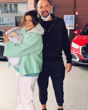 Zeynep Şarlıgil Instagram - Ailemizin en tatlı yeni üyesi🎀🧿Hoşgeldin Ela❕🧿🎀 #happybirthdayEla
