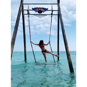 Zeynep Şarlıgil Instagram - Salıncakta çocuklar gibi şendik photo by: @jandomanic #summervibes #summertime