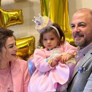 Zeynep Şarlıgil Instagram - Sen benim umudum, inancım, mutluluğum, huzurum, en tatlı heyecanlarım, sen benim yaşam kaynağım, iyi ki seçtik birbirimizi güzel kızım.
Hayat ne getirir ne götürür bilmiyorum, bildiğim tek şey elini asla bırakmayacağım.
İyi ki doğdun, seni çok seviyorum. #Ela2🧿