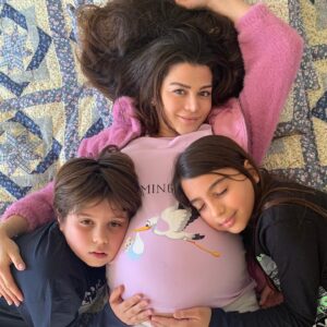 Zeynep Şarlıgil Instagram - Aşk üçgeni 💝🎀💝 #lifeismorebeautifulwithkids #pregolife #maternitydiary