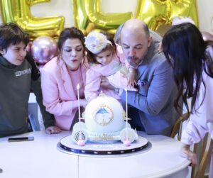 Zeynep Şarlıgil Instagram - Sen benim umudum, inancım, mutluluğum, huzurum, en tatlı heyecanlarım, sen benim yaşam kaynağım, iyi ki seçtik birbirimizi güzel kızım.
Hayat ne getirir ne götürür bilmiyorum, bildiğim tek şey elini asla bırakmayacağım.
İyi ki doğdun, seni çok seviyorum. #Ela2🧿