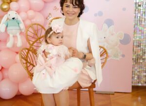 Zeynep Şarlıgil Instagram - Bebeğim 1 yaşında 💕💕🧿🧿🧿💕💕💕 #elaisone
