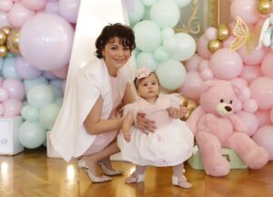 Zeynep Şarlıgil Instagram - Bebeğim 1 yaşında 💕💕🧿🧿🧿💕💕💕 #elaisone