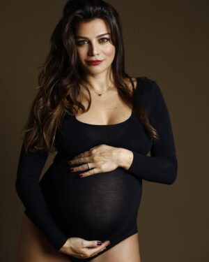 Zeynep Şarlıgil Instagram - 🤰🏻🤍 #keepreading #keepsearching #maternityphotography #pregnantstyle