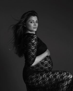 Zeynep Şarlıgil Instagram - 🖤🤍🖤 #maternityphotography #35weekspregnant #pregnantstyle #wiwt  photo by: @rahimegunphotography