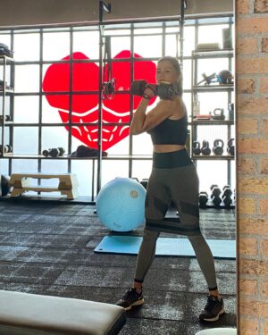 Zeynep Şarlıgil Instagram - Şuraya 20 aylık bebeği olan bir anne bırakalım 🫣🥳 Ela’ya hamile kaldığımda 53-54 kg’ydum. Doğuma girdiğimde 81 kg. 27 kg aldım hamileyken. Ela artık 20 aylık oldu ben yine 54 kg! Fakat ne yedim arkadaş 🤪😁 #tavsiyeetmiyorum #hickolayolmadiamabasardik👊🏼