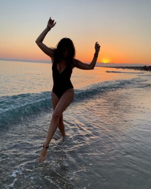 Zeynep Şarlıgil Instagram - No  need to filter #beforesunset #beachlife #beachparty #sunset #dance #summervibes in #turkey