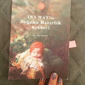 Zeynep Şarlıgil Instagram - Ben kitaplardan okuyarak araştırmayı, öğrenmeyi sevenlerdenim. Unutursam açıp bakmak kolayıma geliyor. Siz de benim gibi misiniz? Yana kaydırarak faydalandığım hamile kitaplarına bakabilirsiniz —>> #hamilelikkitapları #inamay @dr.selcuksomer @drhakancoker