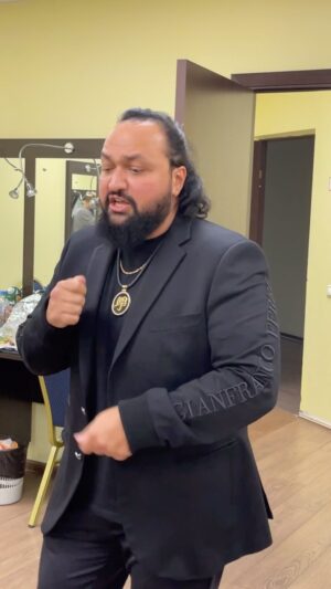 Zhan Grigorev-Milimerov Instagram - В гримерках перед выступлениями у нас всегда весело. Узнали песню, дорогие друже?✌️