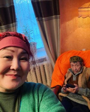 Zhanyl Asanbekova Instagram - На телеканале СТС  показывают продолжение комедийного сериала «Корни». #корни2сезон#мамамухи#невестканаша❤️#люблюсвоюработу 😊🥰