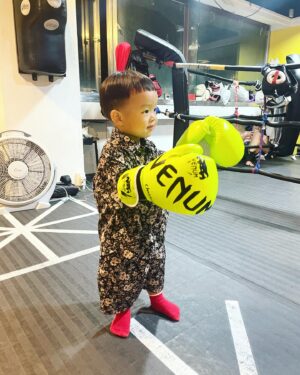 Zheng Qing Yu Instagram - Life is going on…
w/ my big boy. 🥊 (1y11m)

再次reminding🥊: Exercise is good for your health. 
提醒大家：運動有益身心健康。

My all time fav gym n thx for taking care of us. 🥰@ngumuaythaifitness