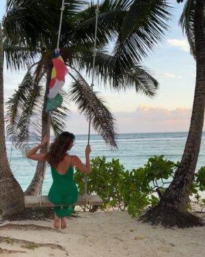 Zizi Strallen Instagram - ☀️ 🏝️ 👙🌊 🥘 🚤 🐈 ☕️ 🎂💛

#october #travel #seyschells #beach #boat #sailing #family #happy #woman #sister #dad #love #singer #work #workation #catcafe #bordeaux #beer #wine #barcelona #calafell #perform #friends #cakethemusical