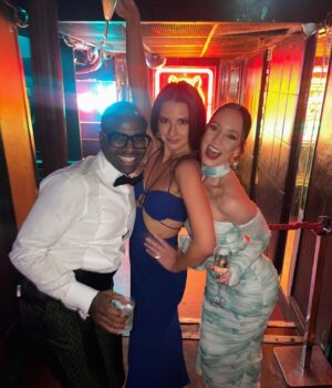Zizi Strallen Instagram - The night my Auntie @thebonnielangford became the only host to do a cartwheel on the palladium stage and then @iamcedricneal kissed my face in Tiger Tiger! @whatsonstage awards 2024… completed it! 

#whatsonstageawards #theatre #london #friends #westend #palladium
