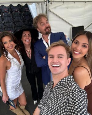Zizi Strallen Instagram - I had the most incredible day presenting @westendlive! 
Thank you so much for having me. You can tell by the fact I’ve got about 5 million chins in every photo, just how happy I was!!! 
Big thank you to my co presenter @iamcedricneal and huge congratulations to everyone who performed and was involved in making it happen. See you next year 🫶💛

#westendlive2024 #londontheatre @londontheatre #trafalgarsquare #presenter 

📸 @laurenether @charlotte_plvng @lukebayer @mwalshephotography