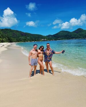 Zizi Strallen Instagram - Sheikh Shack S(h)eychells! 

#gig #singing #Seychelles #friends #oldfriends #happy #beach #working #worcation #kempinski #sun