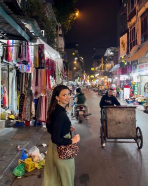 Zizi Strallen Instagram - Gap yeeaaaar (month) HANOI • HALONG BAY • HO CHI MINH (Saigon). 🇻🇳 

#travel #couple #hanoi #halongbay #hochiminhcity #saigon #trainstreet #stellaofthesea #eggcoffee #marypoppins #love #cocktails #gapyear #sunset #cuchitunnels