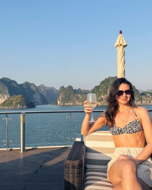 Zizi Strallen Instagram - Gap yeeaaaar (month) HANOI • HALONG BAY • HO CHI MINH (Saigon). 🇻🇳 

#travel #couple #hanoi #halongbay #hochiminhcity #saigon #trainstreet #stellaofthesea #eggcoffee #marypoppins #love #cocktails #gapyear #sunset #cuchitunnels