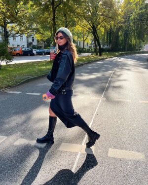 Zizi Strallen Instagram - Thanking the universe for beautiful friends and wonderful cities 🫶🇩🇪

#hamburg #friends #travel #germany #autumn #autumnfashion #beret #vagabond #marypoppins #light #rainbow #christmaspyjamas #vintageclothes #coffee #smiles #cocktails #tourist