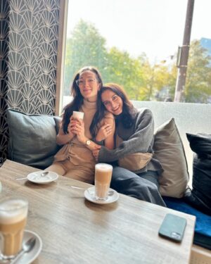 Zizi Strallen Instagram - Thanking the universe for beautiful friends and wonderful cities 🫶🇩🇪

#hamburg #friends #travel #germany #autumn #autumnfashion #beret #vagabond #marypoppins #light #rainbow #christmaspyjamas #vintageclothes #coffee #smiles #cocktails #tourist