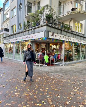 Zizi Strallen Instagram - Thanking the universe for beautiful friends and wonderful cities 🫶🇩🇪

#hamburg #friends #travel #germany #autumn #autumnfashion #beret #vagabond #marypoppins #light #rainbow #christmaspyjamas #vintageclothes #coffee #smiles #cocktails #tourist