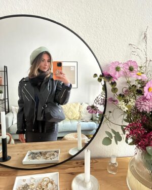 Zizi Strallen Instagram - Thanking the universe for beautiful friends and wonderful cities 🫶🇩🇪

#hamburg #friends #travel #germany #autumn #autumnfashion #beret #vagabond #marypoppins #light #rainbow #christmaspyjamas #vintageclothes #coffee #smiles #cocktails #tourist