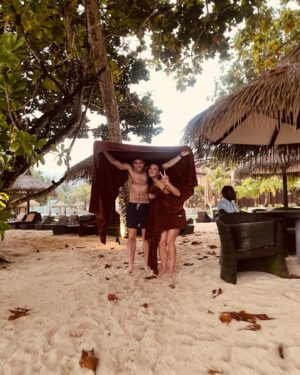 Zizi Strallen Instagram - Sheikh Shack S(h)eychells! 

#gig #singing #Seychelles #friends #oldfriends #happy #beach #working #worcation #kempinski #sun