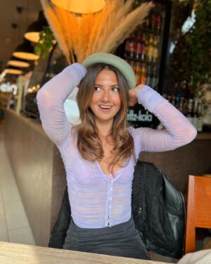 Zizi Strallen Instagram - Wears a Green beret in Hamburg once… thinks she’s an influencer. 🪻

#beret
