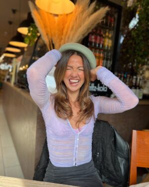 Zizi Strallen Instagram - Wears a Green beret in Hamburg once… thinks she’s an influencer. 🪻

#beret