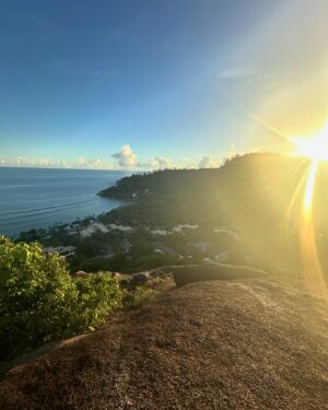 Zizi Strallen Instagram - Sheikh Shack S(h)eychells! 

#gig #singing #Seychelles #friends #oldfriends #happy #beach #working #worcation #kempinski #sun