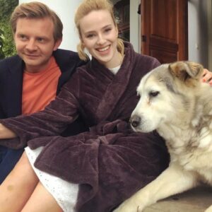 Zofia Domalik Instagram - No więc już oficjalnie!
Baaardzo się cieszę, że od 26 kwietnia na netflixie będziecie mogli obejrzeć nasz film „Gorzko, gorzko!” w reżyserii Tomasza Koneckiego!
Zdarzają się takie plany, po których ciężko się rozstać z ekipą filmową i to był jeden z nich. Ta praca to była czysta przyjemność i fantastyczna przygoda. Ostatni dzień zdjęciowy zakończył się rzewnymi łzami z mojej strony, co nawet zostało uwiecznione (slajd nr 10).
Mam nadzieję, że wejdziecie w naszą bajkę i będziecie się raczej śmiać, niż płakać w trakcie seansu.
ZAPRASZAM 🌞
@agencja.abewu