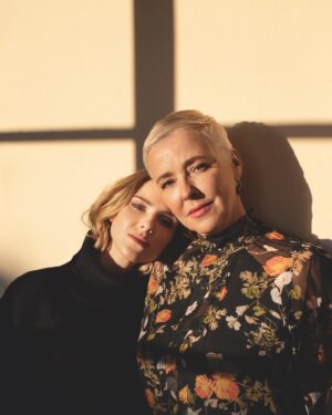 Zofia Domalik Instagram - To zdjęcie powstało przy okazji wywiadu mojej mamy do Zwierciadła. 
Mama opowiada w nim o wychowaniu dziecka, czyli w tym wypadku mnie, co jak sądzę, nie zawsze było proste.
Ale kochamy się bardzo i co najważniejsze przyjaźnimy.
Dziękuję Ci @weronika_lawniczak za to jak nas uchwyciłaś.
A Tobie maman @ewa_telega dziękuje za cierpliwość, wyrozumiałość i bezgraniczną opiekę. 
Najnowszy numer Zwierciadła już w kioskach 🗞