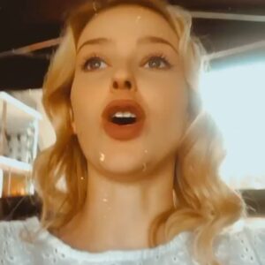 Zofia Domalik Instagram - No więc już oficjalnie!
Baaardzo się cieszę, że od 26 kwietnia na netflixie będziecie mogli obejrzeć nasz film „Gorzko, gorzko!” w reżyserii Tomasza Koneckiego!
Zdarzają się takie plany, po których ciężko się rozstać z ekipą filmową i to był jeden z nich. Ta praca to była czysta przyjemność i fantastyczna przygoda. Ostatni dzień zdjęciowy zakończył się rzewnymi łzami z mojej strony, co nawet zostało uwiecznione (slajd nr 10).
Mam nadzieję, że wejdziecie w naszą bajkę i będziecie się raczej śmiać, niż płakać w trakcie seansu.
ZAPRASZAM 🌞
@agencja.abewu