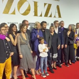 Zofia Domalik Instagram - Wczoraj odbyła się oficjalna premiera „Zołzy” w reżyserii Tomasza Koneckiego.
To był piękny wieczór! 
Od 16 września będziecie mogli zobaczyć nasz film w kinach. 
Dziękuję wszystkim, którzy sprawili, ze ten wieczór był wyjątkowy. 
Mam na sobie suknię mojego ukochanego @tomasz_ossolinski. Tomku, noszenie Twoich kreacji to czysta przyjemność. Jesteś niezastąpiony. Z Tomkiem zgadzamy się w wielu sprawach, ale przede wszystkim w tym, że moda może być również eko. Ta sukienka została uszyta dziesięć lat temu w ramach pokazu mody z okazji dwudziestolecia pracy Tomasza Ossolińskiego i odżyła po dziesięciu latach na wczorajszej premierze. Pewnie mnie w jej jeszcze zobaczycie!
Dziękuję również mojemu glam składowi, który nie zawodzi mnie od lat @adamfryzjer i @koryciorzdominika z @emeraldproject. 
Jestem Wam bardzo wdzięczna, mam nadzieję, że jeszcze niejedna premiera przed nami. 
A teraz zapraszamy do kin! 
Od 16 września ten film należy do widzów ⭐️
Ps. Na ostatnim zdjęciu jestem z Robertem z Kina Świat, który opiekował się mną przez całą premierę. Dziękuję Ci oficjalnie za tę opiekę!