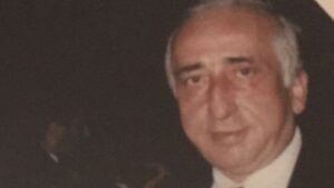 Zuhal Yalçın Instagram - Canım babam seni unutmak mümkün mü en sevdiğin şarkıydı ...bu babalar günü de sensiz derin yaralarla ... Saclarimin tellerinde kokusunu sakladigim kocaman yurekli babammm... #hüseyinremziyalçın Ruhun şad mekanın cennet olsun 🙏🏻😞