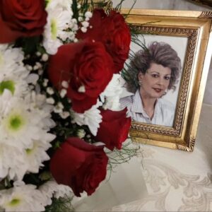 Zuhal Yalçın Instagram - Seni anmadığım gün yok benim güzel annem ... öyle özledim ki tarifi de yok 😢canımın içi nurlarda uyu mekanın cennet olsun 🙏🏻🌹Seni çok seviyorum...