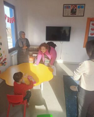Zuhal Yalçın Instagram - Ordu Ünye de Şehit Eren Bülbül adına sevgili kardeşim @banuakdeniz tarafından yapılan özel eğitim anaokulunu ziyaret ettim.3Aralık dünya engelliler günü için yapılan provalarını izledim,müdüründen çay getiren kıymetli çalışanlarına kadar herkesin önce yüreklerini sonra ne kadar büyük emek verdiklerini gördüm.Velilerin okulları için yaptıkları da paha biçilemez. @orduilmilliegitim Ordu İl Milli Eğitim  müdürümüz sayın @mehmetfatihvargeloglu nun da hassasiyeti okuldan ellerini çekmeyişleri  de ayrıca mutluluk kaynağım oldu 🙏🏻 İyi ki varsınız. ❤️ Her birey engelli adayıdır. #dünyaengellilergünü