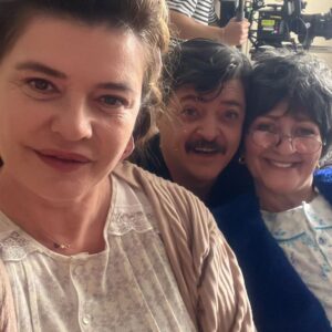 Zuhal Yalçın Instagram - Set günlüğü 🙂 @borasevercan  @sebnemozinal  @ziyakurkut @doruk.mirac.gunaydin  @mina.unsur  @adinkulceofficial ve tabi ki #minish 🥰🤗