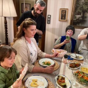 Zuhal Yalçın Instagram - Set günlüğü 🙂 @borasevercan  @sebnemozinal  @ziyakurkut @doruk.mirac.gunaydin  @mina.unsur  @adinkulceofficial ve tabi ki #minish 🥰🤗