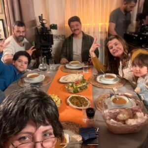 Zuhal Yalçın Instagram - Set günlüğü 🙂 @borasevercan  @sebnemozinal  @ziyakurkut @doruk.mirac.gunaydin  @mina.unsur  @adinkulceofficial ve tabi ki #minish 🥰🤗