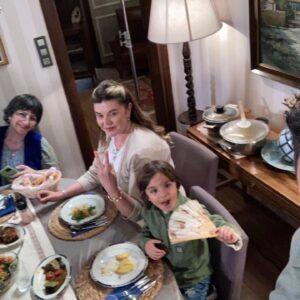 Zuhal Yalçın Instagram - Set günlüğü 🙂 @borasevercan  @sebnemozinal  @ziyakurkut @doruk.mirac.gunaydin  @mina.unsur  @adinkulceofficial ve tabi ki #minish 🥰🤗
