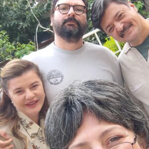 Zuhal Yalçın Instagram - Set günlüğü 🙂 @borasevercan  @sebnemozinal  @ziyakurkut @doruk.mirac.gunaydin  @mina.unsur  @adinkulceofficial ve tabi ki #minish 🥰🤗